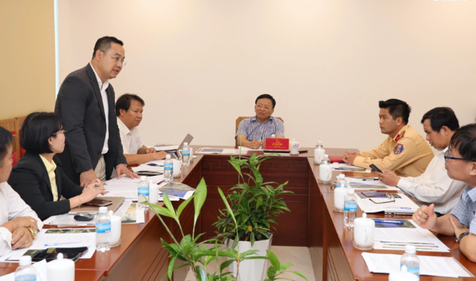 Đại diện Công ty Cổ phần Vega City báo cáo tại cuộc họp.&nbsp;Nguồn ảnh: Báo Khánh Hòa