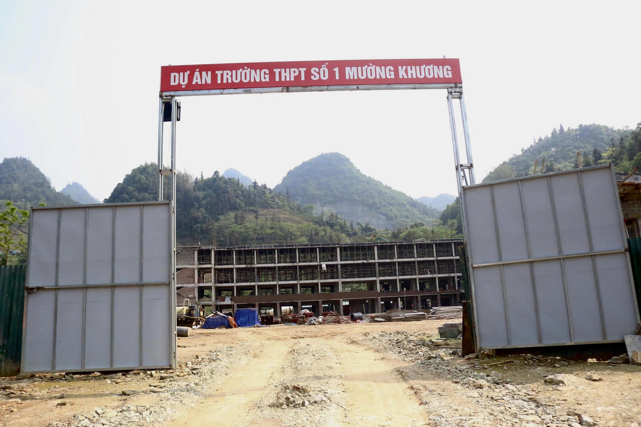 Những ngày đầu tháng 4/2026, ghi nhận tại công trường xây dựng Trường THPT số 1 Mường Khương cho thấy không khí thi công diễn ra khẩn trương, liên tục ở tất cả các hạng mục.