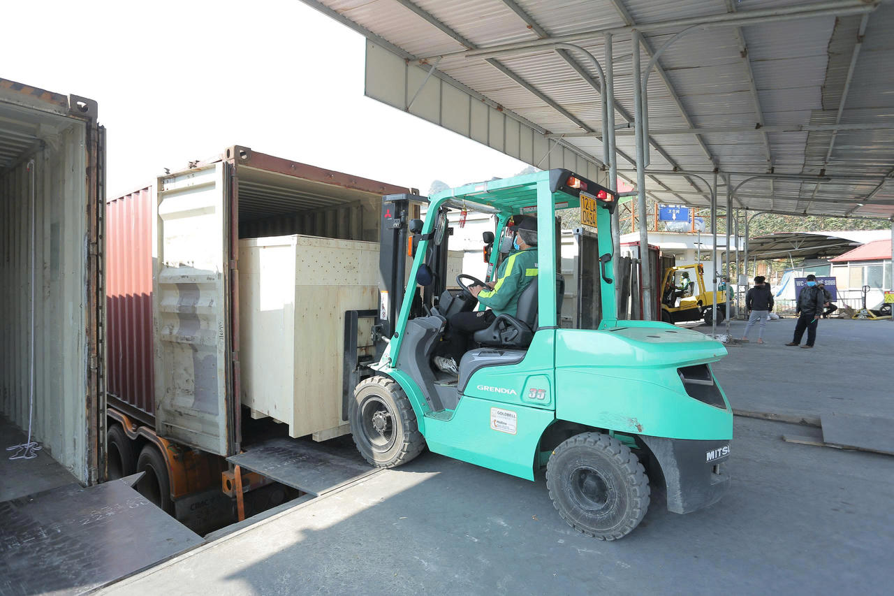 Người lao động làm việc tại&nbsp;Công ty Cổ phần Hữu nghị Xuân Cương (Lạng Sơn) - doanh nghiệp logistics hàng đầu tại cửa khẩu, tạo việc làm thường xuyên cho khoảng 700 lao động. (Ảnh: Xuân Cương)