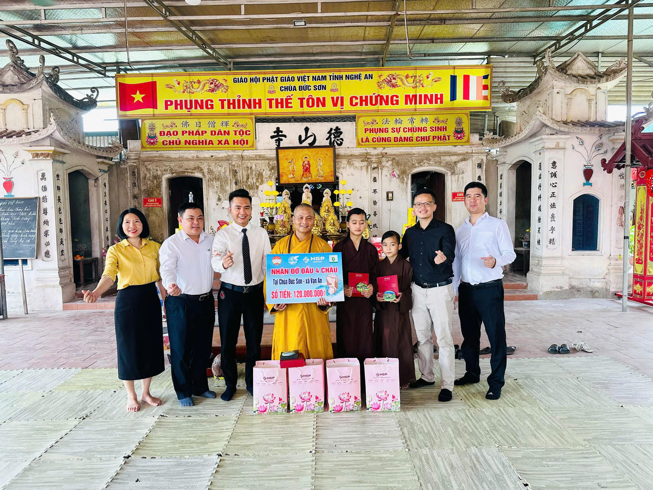 Hoàng Gia Phát Group và YGroup đã trao tặng 120 triệu đồng với 4 trẻ mồ côi tại chùa Đức Sơn cam kết đồng hành lâu dài cùng các em.