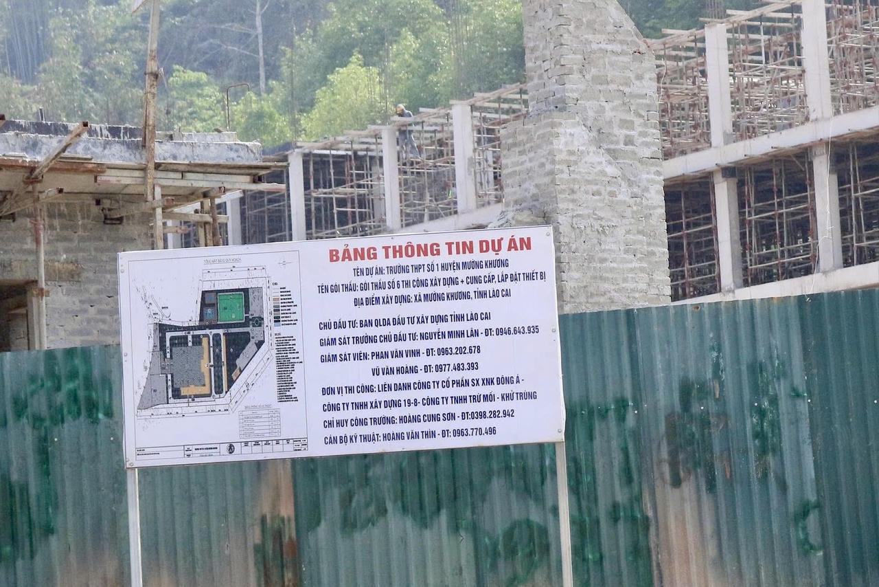 Dự án Trường THPT số 1 Mường Khương có tổng mức đầu tư 80 tỷ đồng do Công ty cổ phần SXXNK Đông Á thi công, được xây dựng với quy mô gồm 2 khối nhà, tổng cộng 32 phòng học cùng các hạng mục phụ trợ. Sau khi hoàn thành, công trình sẽ góp phần cải thiện điều kiện học tập cho học sinh trên địa bàn, đáp ứng nhu cầu giáo dục ngày càng tăng tại khu vực.