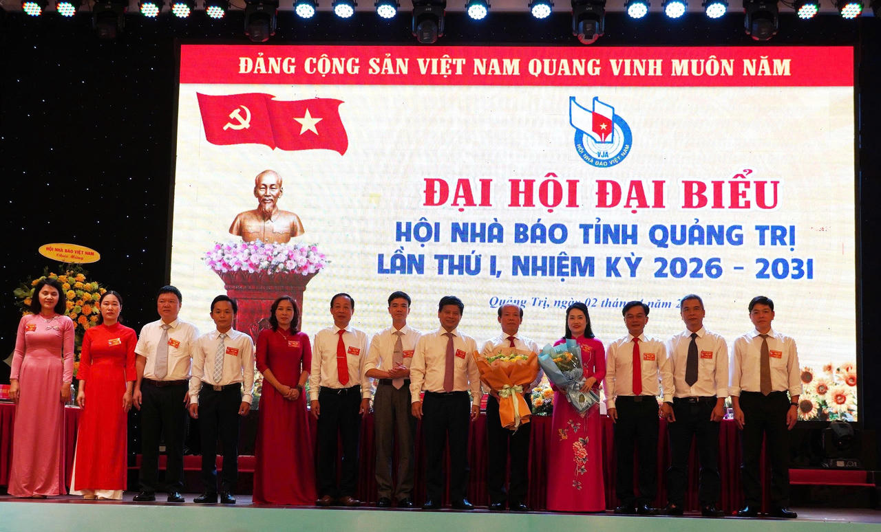 Lãnh đạo Hội Nhà báo Việt Nam và lãnh đạo tỉnh Quảng Trị tặng hoa chúc mừng Ban Chấp hành Hội Nhà báo tỉnh khóa I, nhiệm kỳ 2026 - 2031.