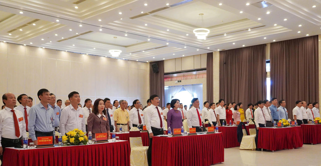 Các đại biểu dự Đại hội Hội Nhà báo tỉnh Quảng Trị lần thứ I thực hiện nghi thức chào cờ.