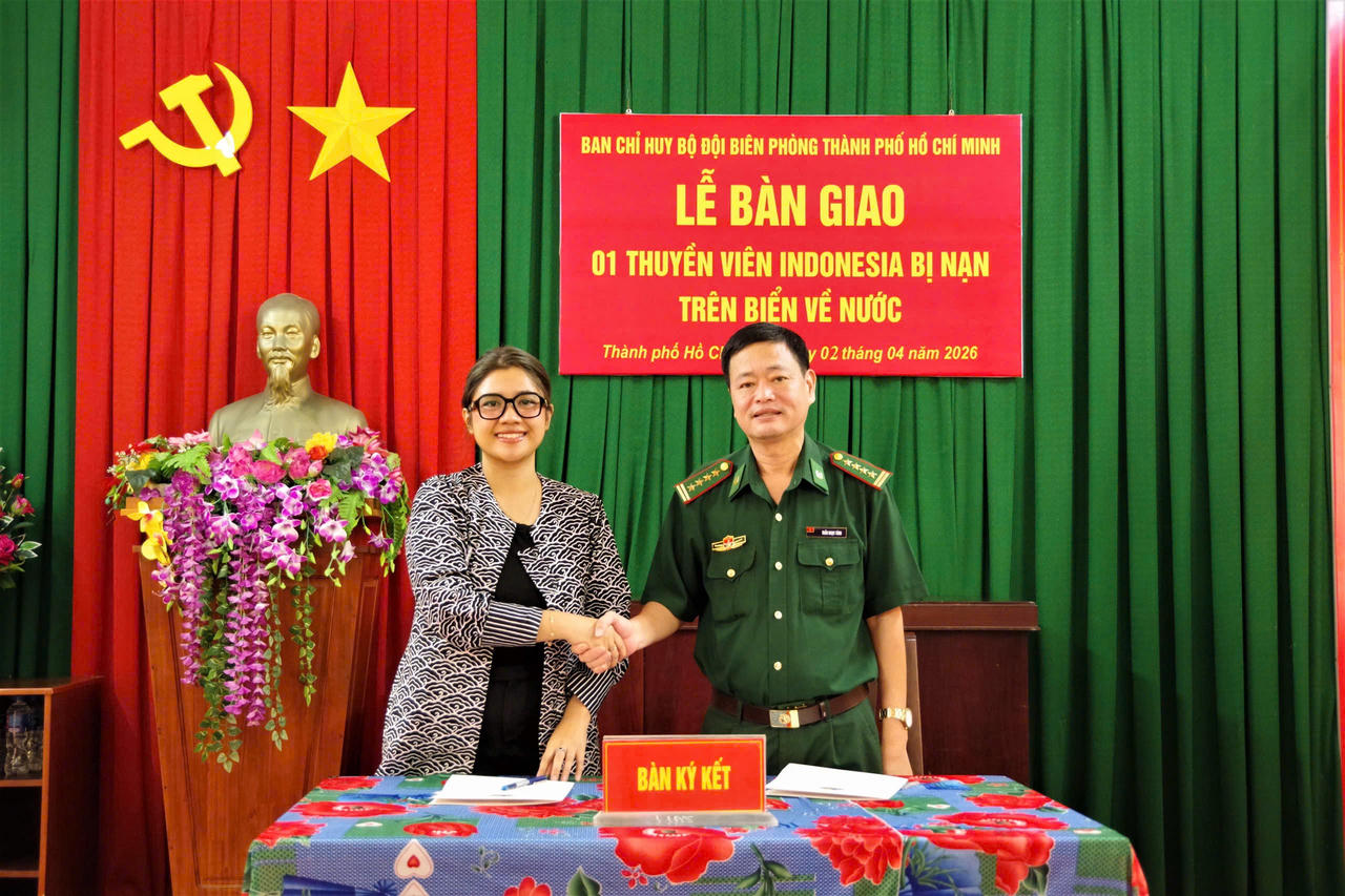 Đại tá Trần Ngọc Tăng, Phó Chỉ huy trưởng Ban Chỉ huy Bộ đội Biên phòng TP HCM và Bà Aulia Raihan, Phó Lãnh sự Tổng Lãnh sự quán Indonesia tại TP HCM ký biên bản bàn giao ông Heru Partiman theo đúng quy định.