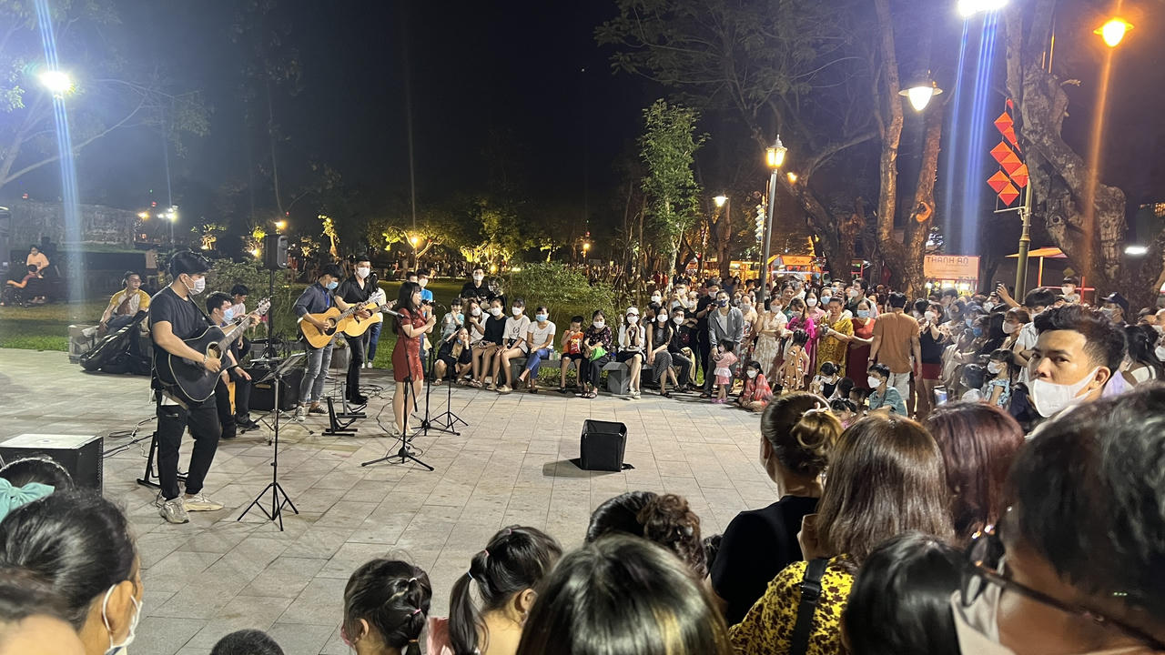 Chương trình biểu diễn âm nhạc, nghệ thuật tại phố đêm Hoàng thành.
