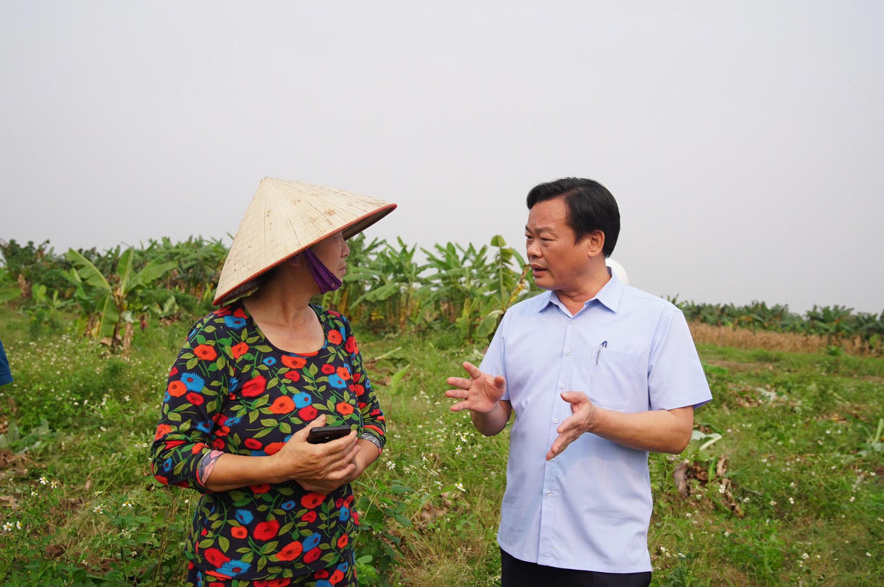 Bí thư phường Hồng Hà Bùi Tuấn Anh gặp và trao đổi với người dân tại khu vực ngoài bãi, lắng nghe ý kiến và nguyện vọng của người dân.