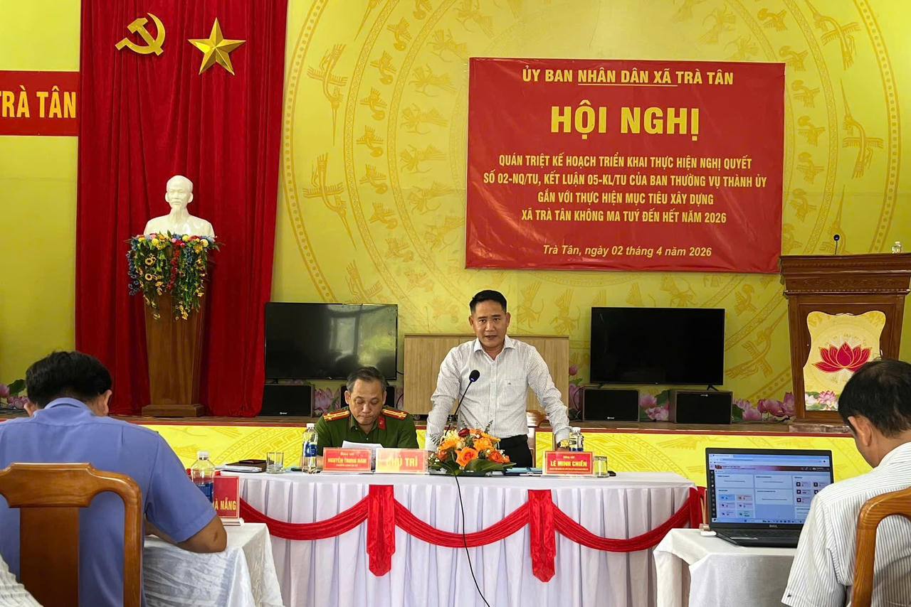 Chủ tịch UBND xã Trà Tân Lê Minh Chiến chia sẻ tại Hội nghị.&nbsp;