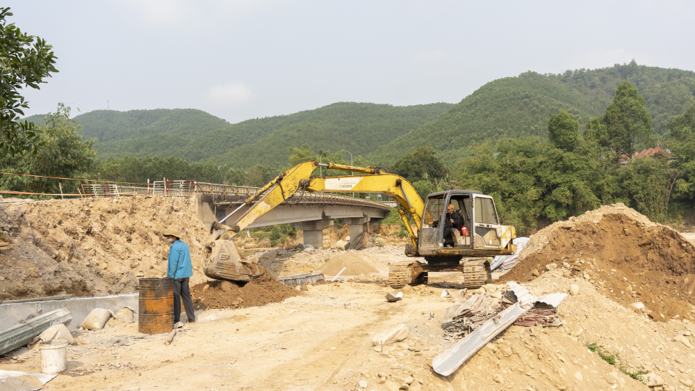 Các đơn vị thi công huy động nhân lực, máy móc triển khai khắc phục, sửa chữa cầu Lê Nô.