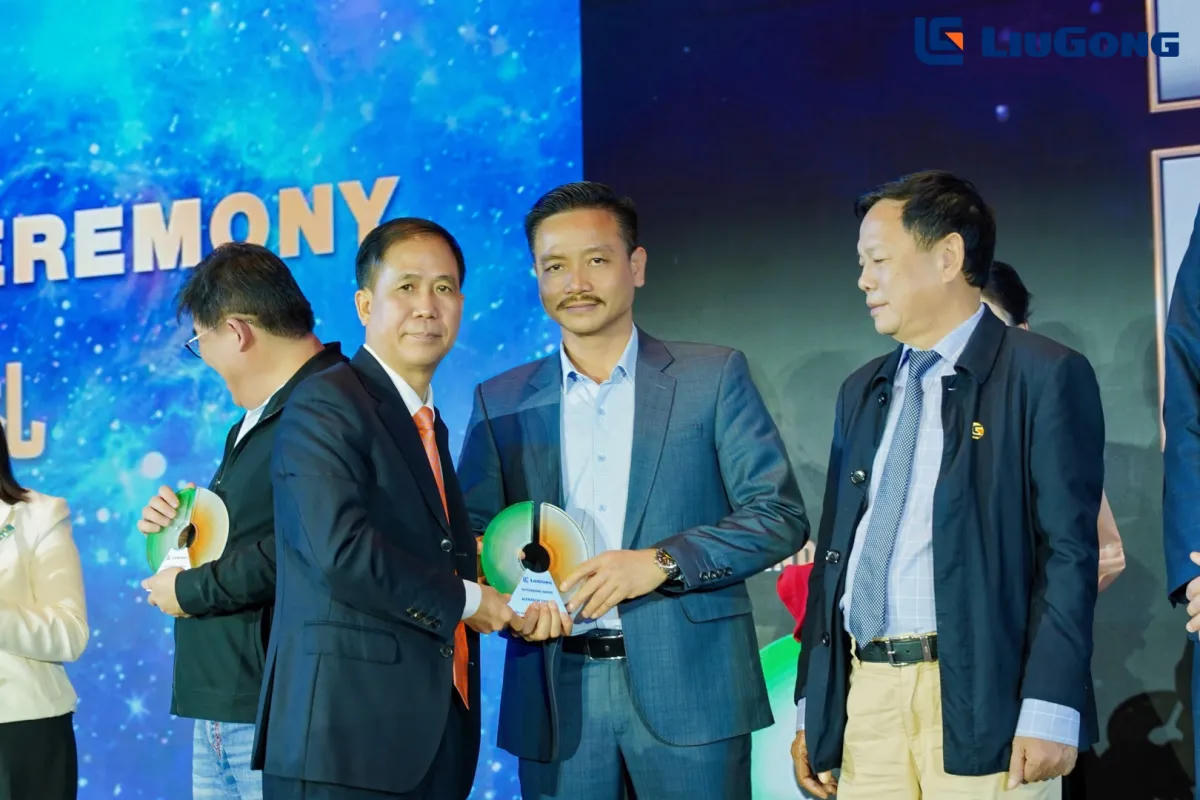Alphanam Group nhận “Outstanding Award” tại Hội nghị Đại lý Toàn cầu LiuGong 2025