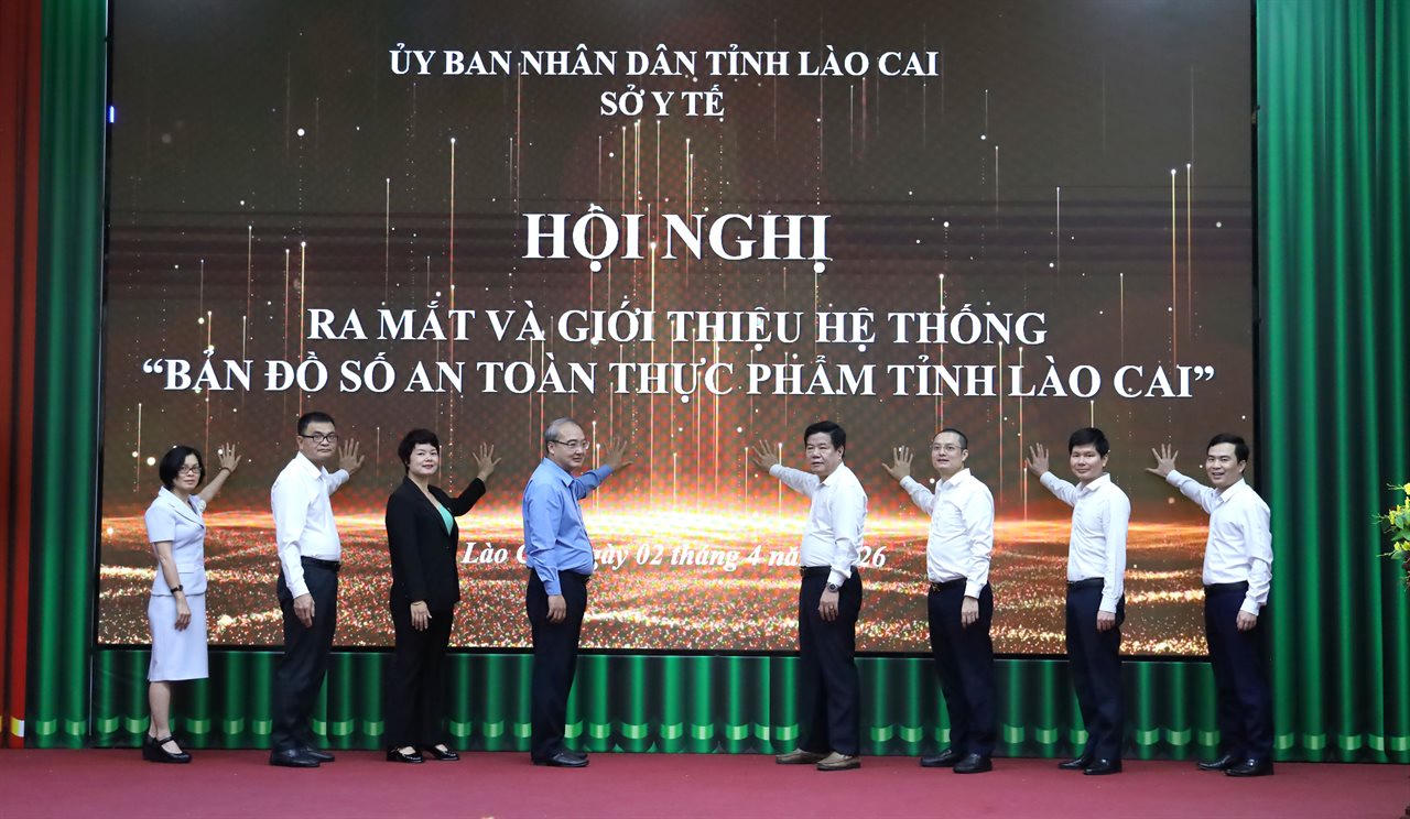 Các đại biểu thực hiện nghi thức bấm nút ra mắt Hệ thống Lào Cai FoodSafe. (Ảnh: CTV)