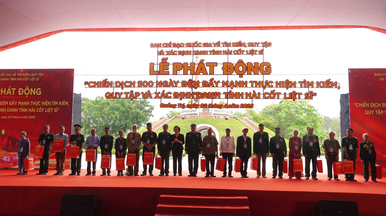 Phó Thủ tướng Chính phủ Phạm Thị Thanh Trà tặng quà các gia đình chính sách tại Lễ phát động.