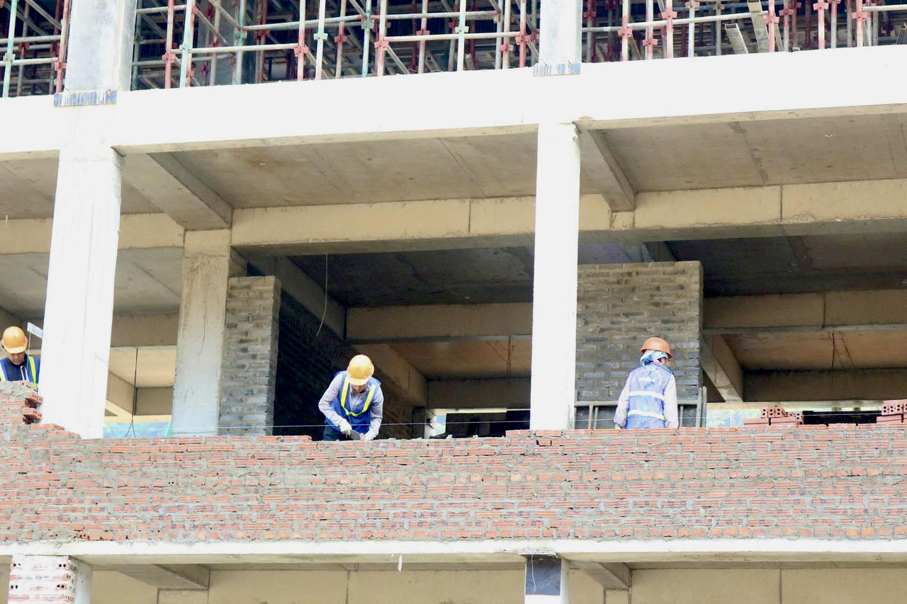 Theo đại diện đơn vị thi công, hiện nay các hạng mục chính của dự án đang được triển khai đồng loạt, trong đó tập trung vào phần kết cấu và hoàn thiện thô. Các tổ đội thi công được bố trí hợp lý, tăng cường nhân lực tại những vị trí quan trọng để rút ngắn thời gian xây dựng.