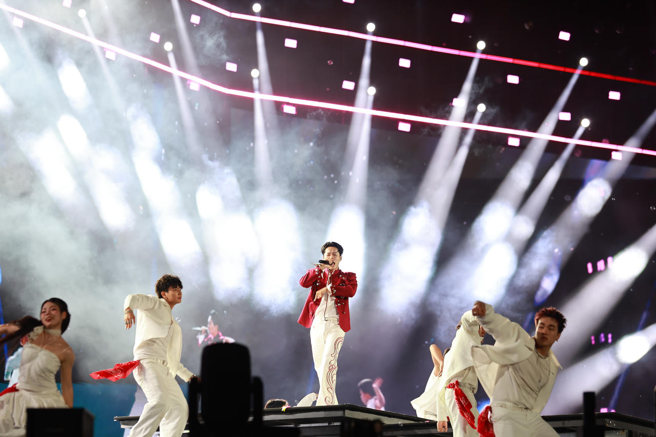 Sự xuất hiện đồng thời của dàn “anh trai” và “em xinh” đã nhanh chóng đẩy bầu không khí chương trình lên cao trào.