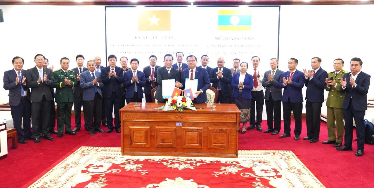 Lãnh đạo hai tỉnh Quảng Trị và Khăm Muồn ký kết biên bản triển khai các nội dung hợp tác năm 2026.