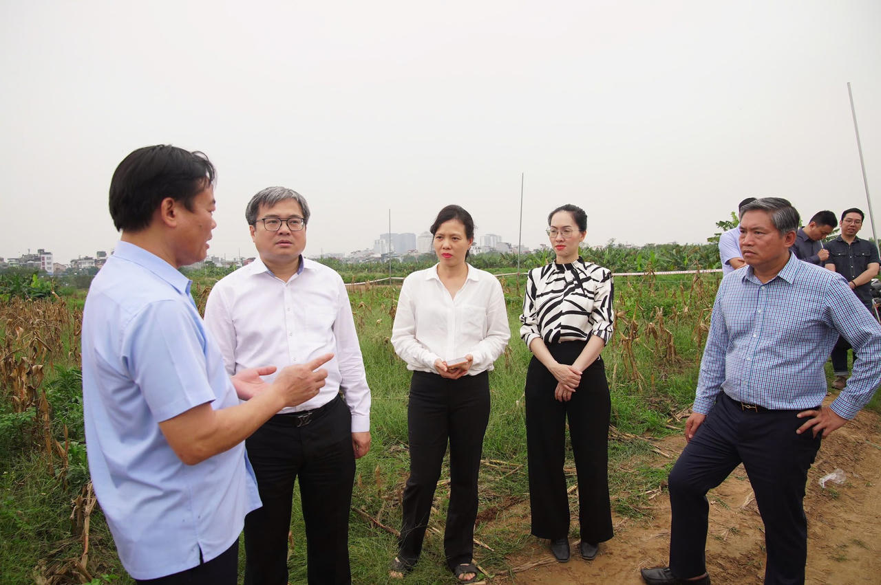 Ông Trương Việt Dũng – Phó Chủ tịch UBND TP Hà Nội (áo trắng thứ 2 từ trái qua) cùng lãnh đạo chủ chốt phường Hồng Hà; Bí thư, Chủ tịch và trưởng các phòng ban để ghi nhận thực tế đồng thời tiếp thu kiến nghị của địa phương trong việc hỗ trợ người dân có đất bị thu hồi ổn định cuộc sống .