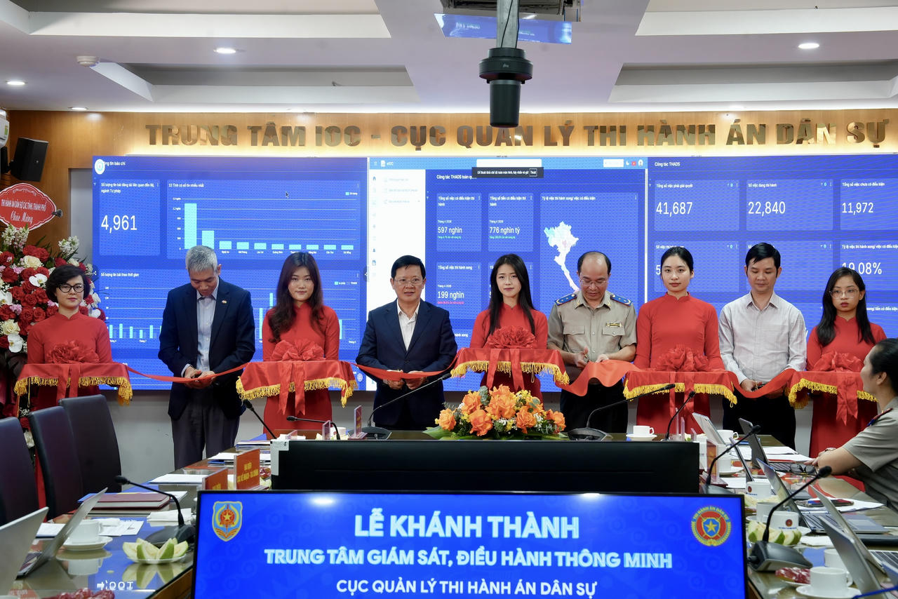 Thứ trưởng Mai Lương Khôi; Cục trưởng Cục Quản lý THADS Nguyễn Thắng Lợi; lãnh đạo Cục Công nghệ thông tin; đại diện Công ty FPT IS cắt băng khánh thành