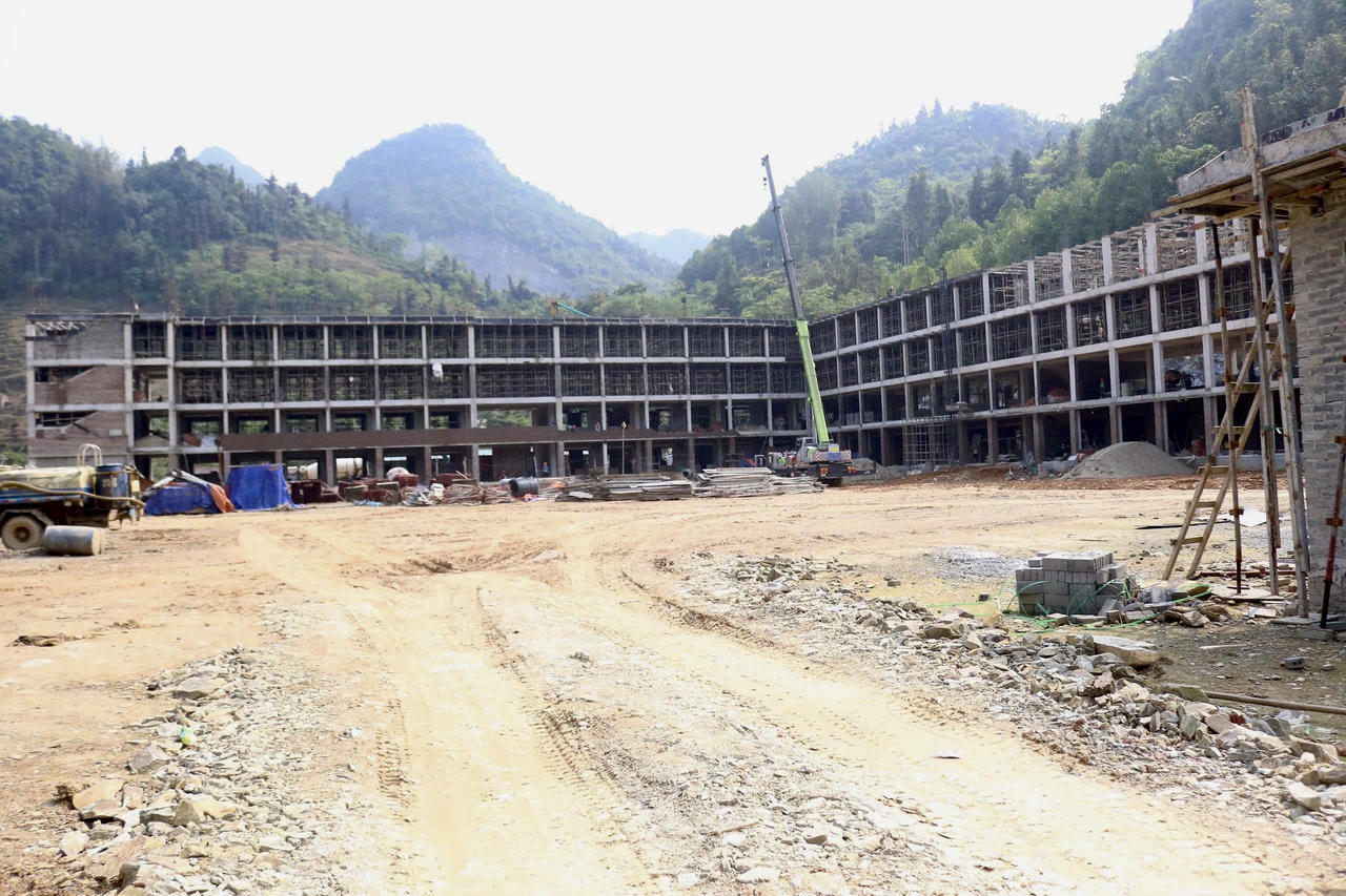 Cũng theo ông Sơn, thời gian qua, giá vật liệu xây dựng và xăng dầu có nhiều biến động, tăng cao so với trước, gây không ít khó khăn cho đơn vị thi công. Tuy nhiên, để bảo đảm tiến độ, nhà thầu đã chủ động cân đối tài chính, dự trữ vật tư từ sớm, hạn chế tối đa việc gián đoạn thi công.