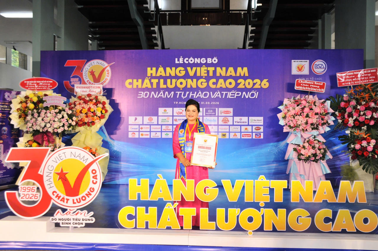 Bà Nguyễn Thu Thủy, đại diện Vedan Việt Nam nhận chứng nhận Hàng Việt Nam chất lượng cao 2026 từ Ban tổ chức.