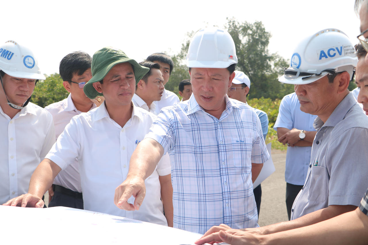 Chủ tịch UBND tỉnh Đồng Nai Nguyễn Văn Út kiểm tra hiện trường giải phóng mặt bằng của một dự án.
