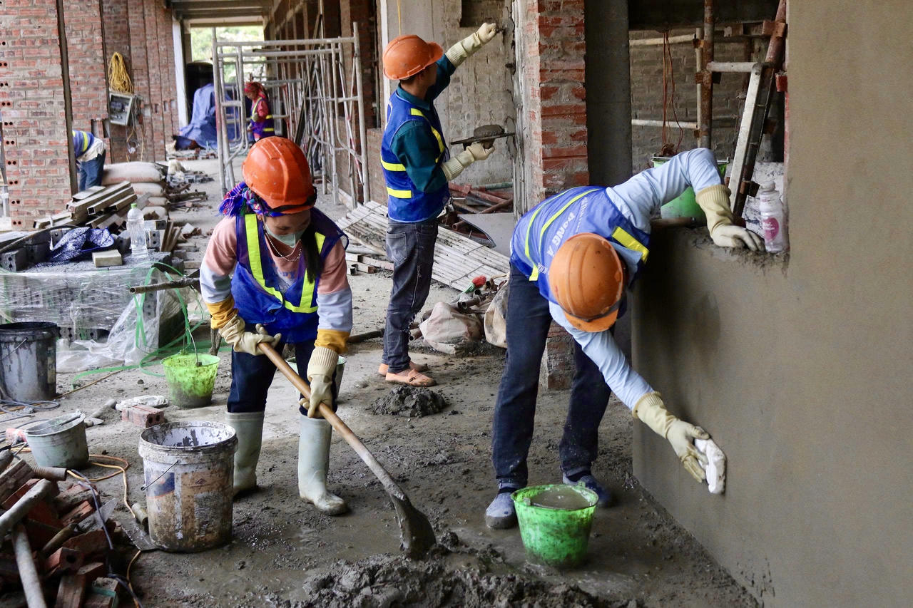 “Chúng tôi xác định đây là công trình có ý nghĩa quan trọng đối với địa phương, do đó dù gặp khó khăn vẫn quyết tâm duy trì tiến độ, không để ảnh hưởng đến kế hoạch chung”, ông Sơn nhấn mạnh.