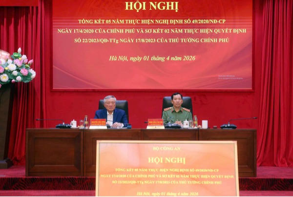 Phó Thủ tướng Thường trực Chính phủ Nguyễn Hoà Bình và Thứ trưởng Lê Văn Tuyến chủ trì hội nghị.