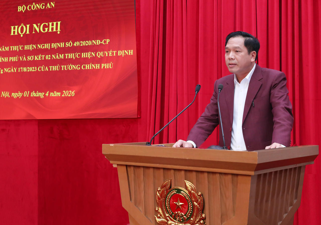 Phó Tổng Giám đốc NHCSXH Vương Văn Minh tham luận tại Hội nghị.