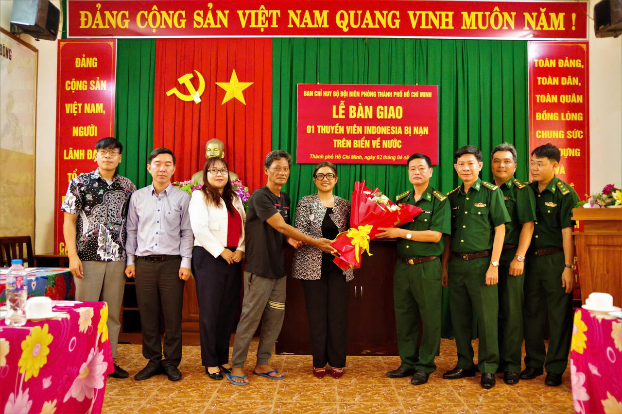 Đại tá Trần Ngọc Tăng, Phó Chỉ huy trưởng Ban Chỉ huy Bộ đội Biên phòng TP HCM và các cơ quan chức năng của Việt Nam tặng hoa chúc mừng ông Heru Partiman được về nước đoàn tụ với gia đình.