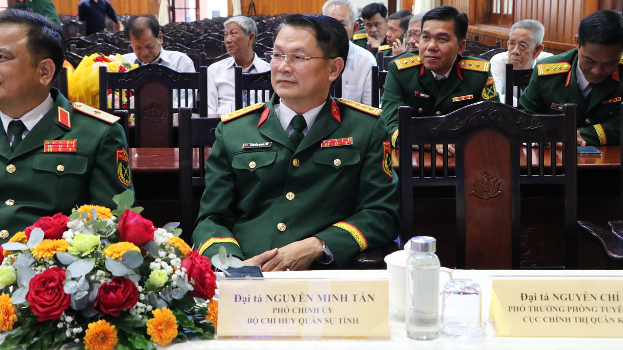  Đại tá Nguyễn Minh Tấn - Phó chính ủy Bộ Chỉ huy Quân sự tỉnh Tây Ninh về tham dự lễ trao tặng