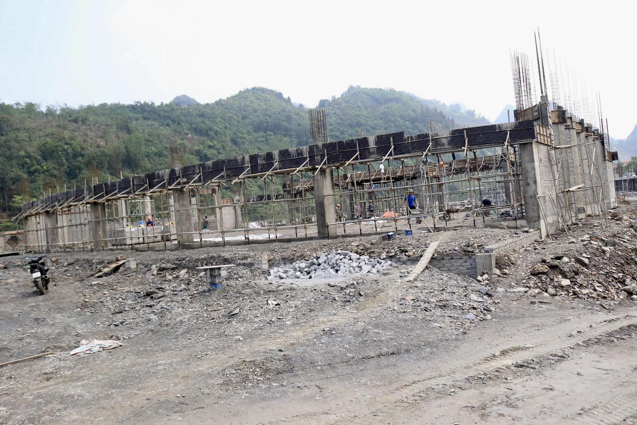 Theo thiết kế, dự án bao gồm 28 lớp học cùng nhiều hạng mục quan trọng như khối phòng học, nhà hiệu bộ, khu nội trú, nhà ăn, khu thể thao, nhà công vụ dành cho giáo viên và các công trình phụ trợ khác.