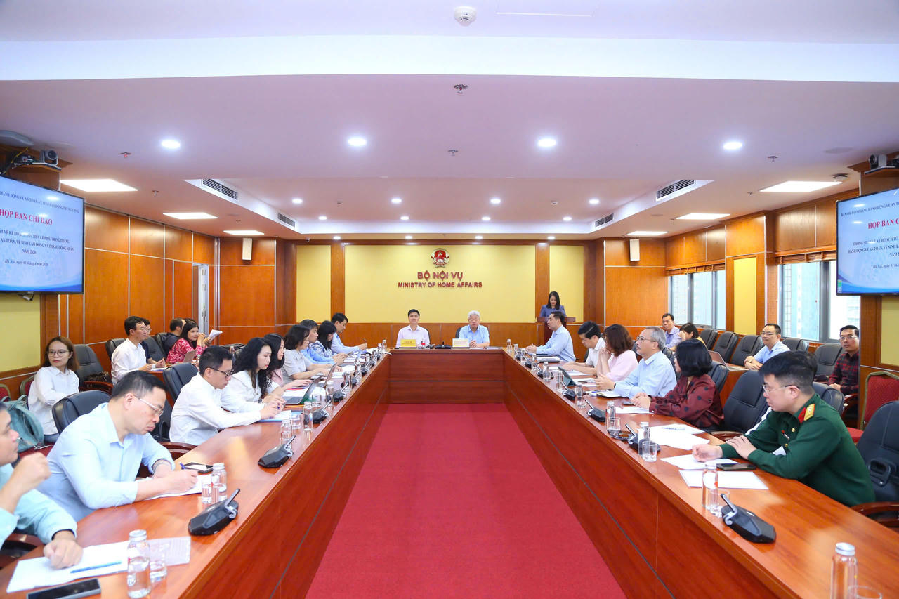 Cuộc họp thông tin về Tháng hành động vệ sinh an toàn, vệ sinh lao động và Tháng Công nhân năm 2026 ngày 3/4. (Ảnh: Tống Giáp)