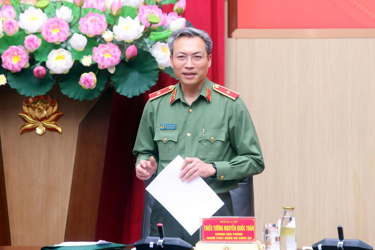 Thiếu tướng Nguyễn Quốc Toản chù trì Họp báo.