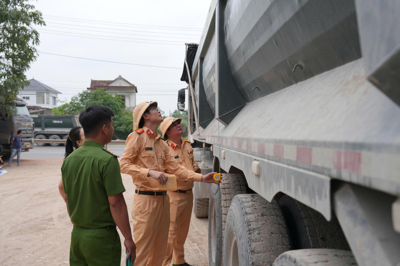 Lực lượng chức năng kiểm tra kích thước thùng xe tải tự đổ trong đợt tổng rà soát trên địa bàn Quảng Trị.