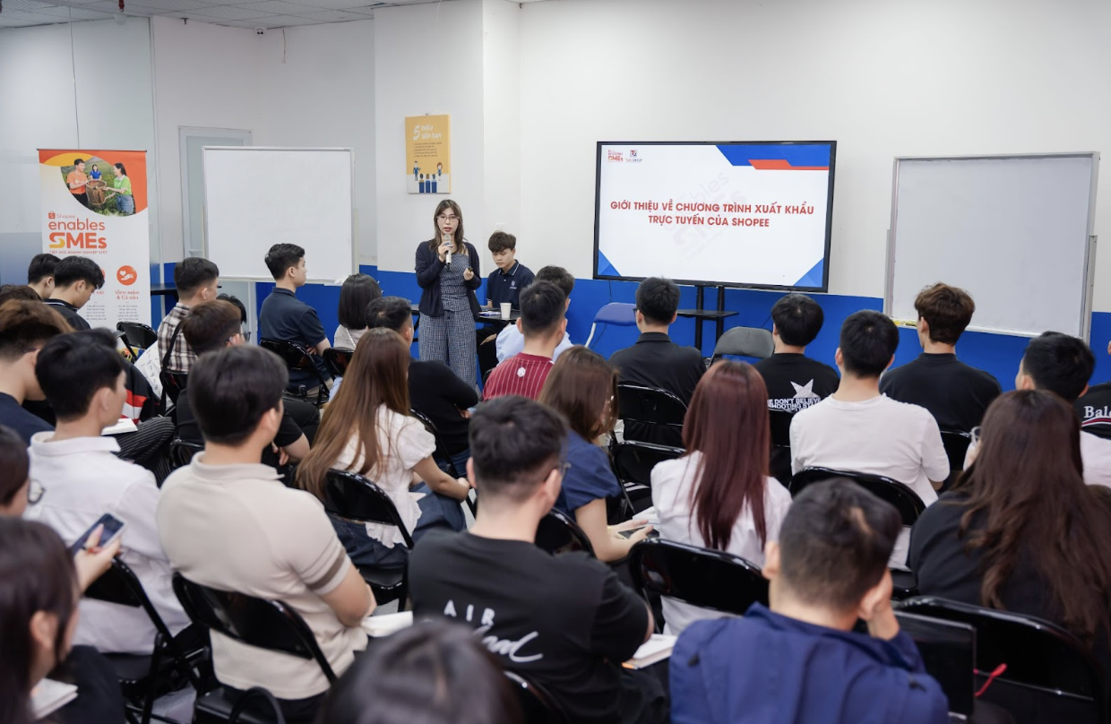 Buổi đào tạo có đội ngũ chuyên gia từ Shopee cập nhật những chương trình nổi bật của sàn cùng đối tác Shopee Enablers chia sẻ kinh nghiệm thực tiễn đến nhà bán.