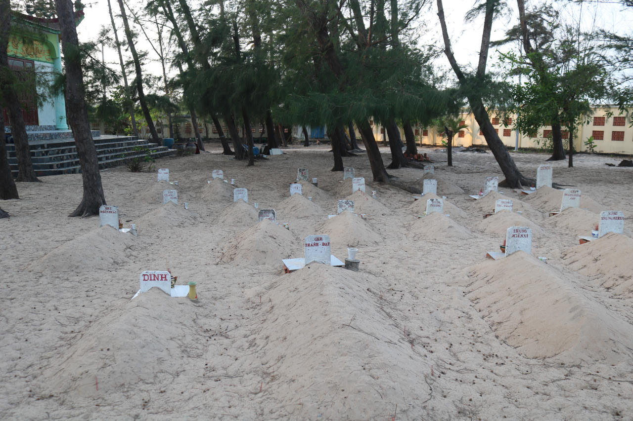 Các ngôi mộ cá Ông thường có bia ghi ngày tháng, hoặc là ghe thuyền phát hiện Ông lụy.