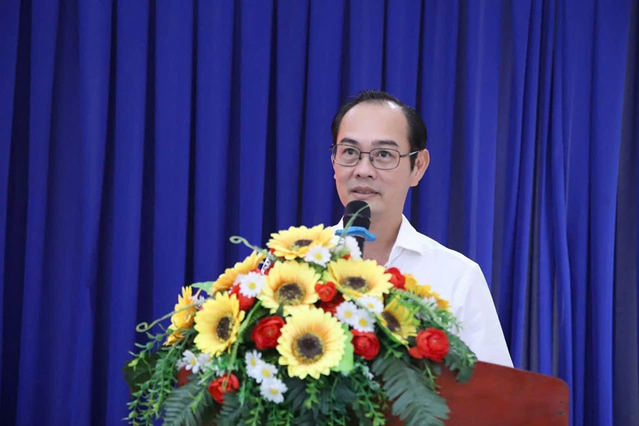 Ông Huỳnh Cao Cường, Bí thư Đảng ủy, Chủ tịch HĐND xã Vĩnh Lộc phát biểu tại hội nghị