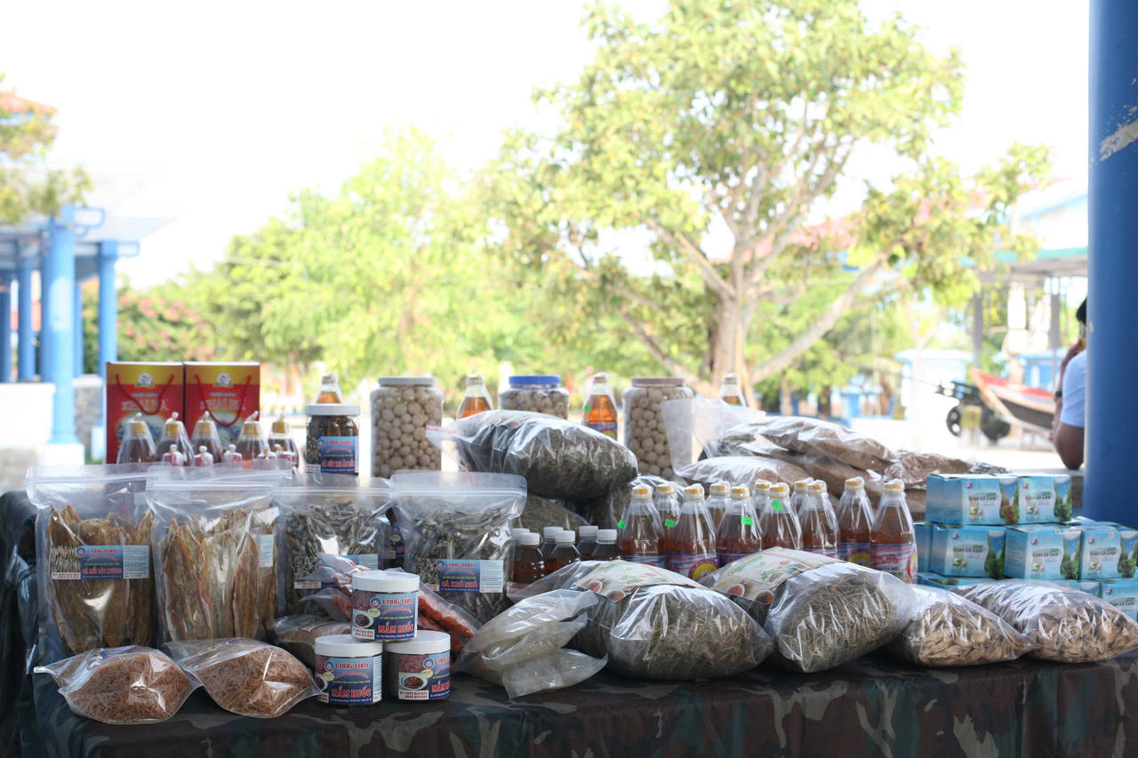 Các sản phẩm OCOP, đặc sản biển Quảng Trị được trưng bày, giới thiệu tại hội thảo.