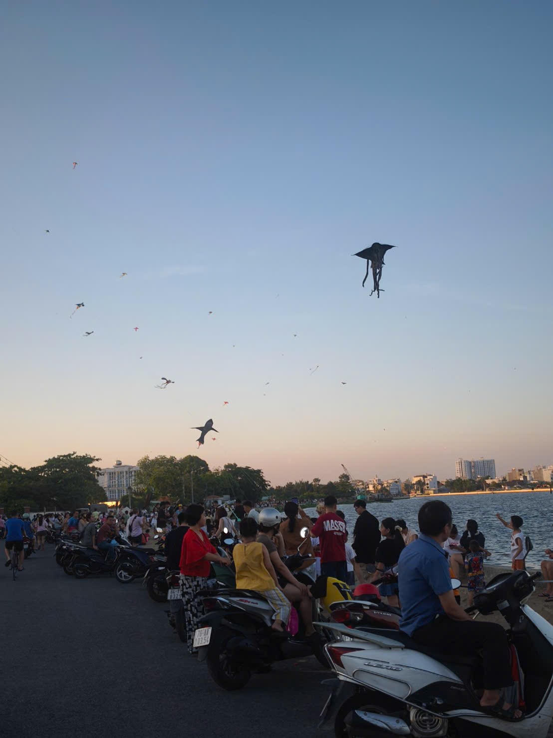 Ghi nhận ở ‘Bãi biển Gò Vấp’ - điểm check-in tự phát đang gây sốt giới trẻ Sài Thành