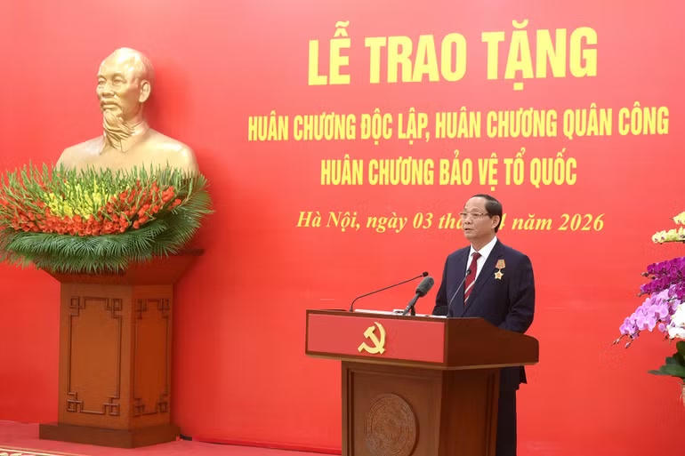 Phó Chủ tịch Quốc hội Trần Quang Phương thay mặt các đồng chí được nhận Huân chương phát biểu cảm tưởng tại buổi lễ. (Ảnh: nhandan.vn)