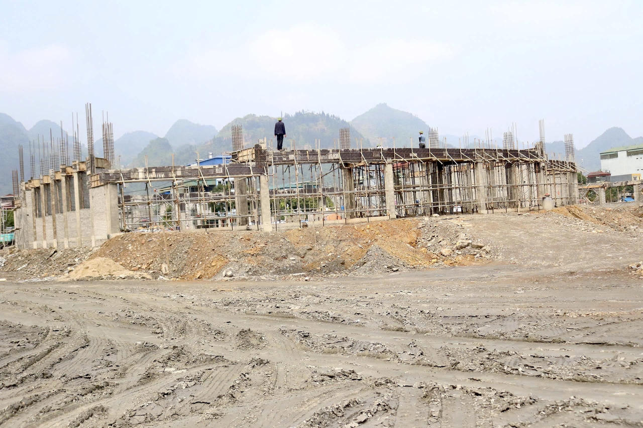 Thời gian tới, chủ đầu tư sẽ tiếp tục tăng cường công tác kiểm tra, giám sát, đồng thời phối hợp với các bên liên quan để xử lý kịp thời những vấn đề phát sinh. Mục tiêu xuyên suốt là bảo đảm chất lượng công trình đi đôi với tiến độ, không vì chạy theo thời gian mà làm ảnh hưởng đến tiêu chuẩn kỹ thuật.