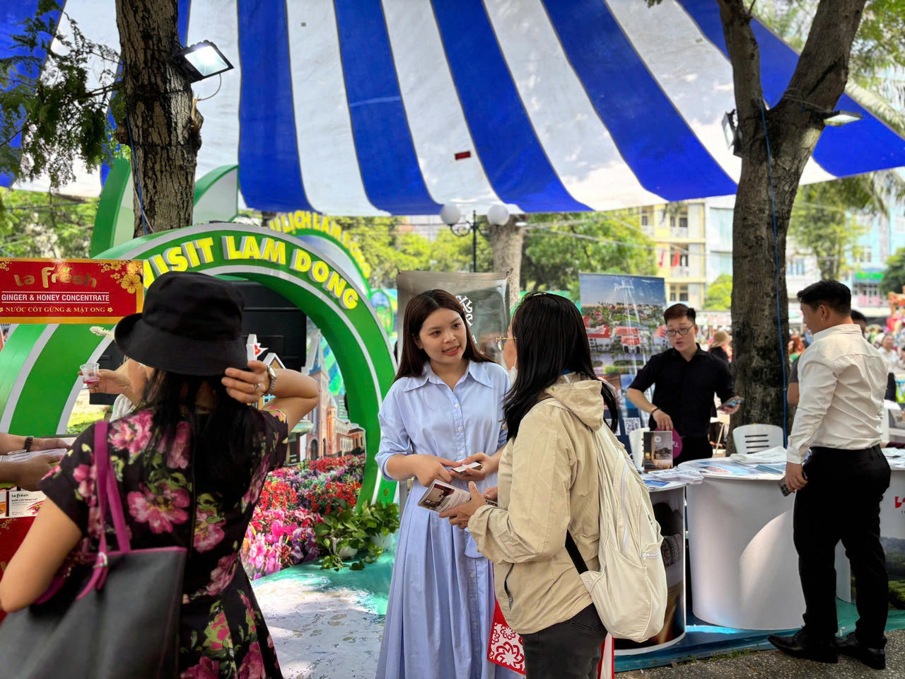 Du khách tham gia ngày hội quan tâm đến chương trình kích cầu du lịch của Lâm Đồng.