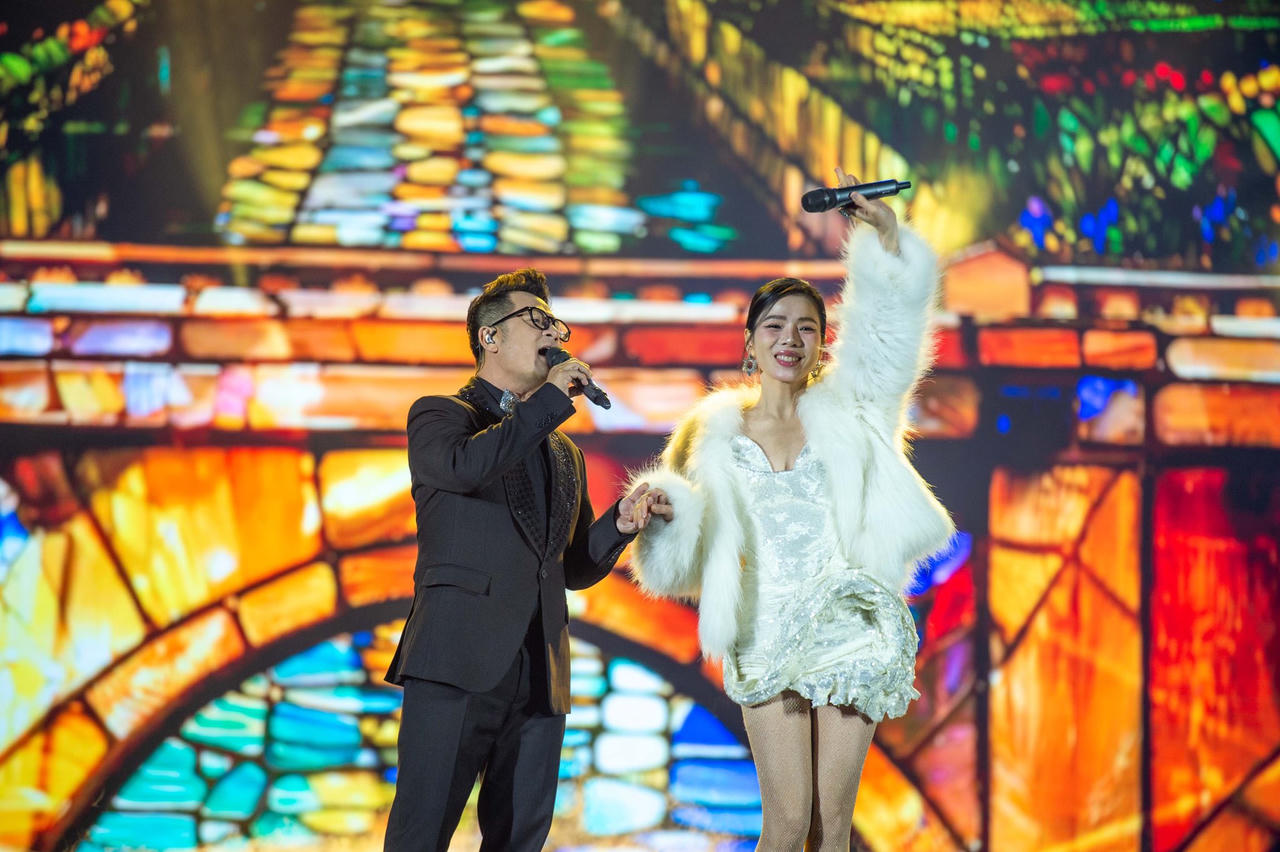 Đêm nhạc “Season of Love – Mùa yêu” quy tụ những nghệ sỹ nổi tiếng, bùng nổ với hàng ngàn khán giả tạo nên nhịp sống sôi động tại KĐT