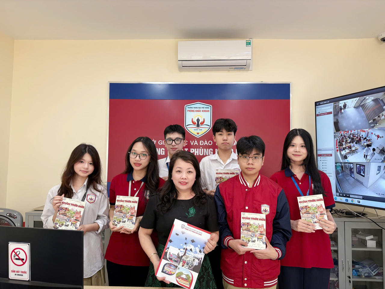 Cô Thăng và học trò cho ra đời tạp chí học tập trong nhà trường mang tên Chân Trời mới, giúp các em học Văn tốt hơn.