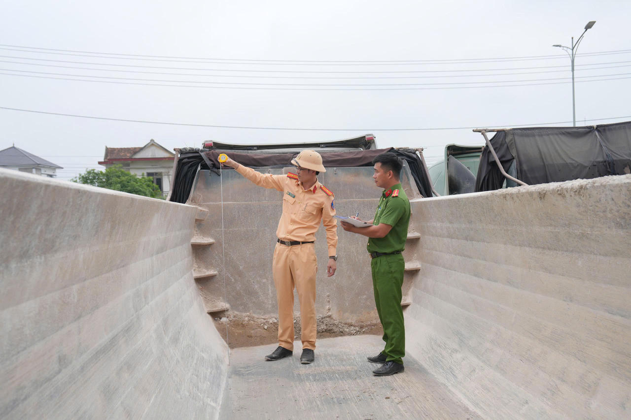 Lực lượng chức năng đo kiểm kích thước thùng xe.