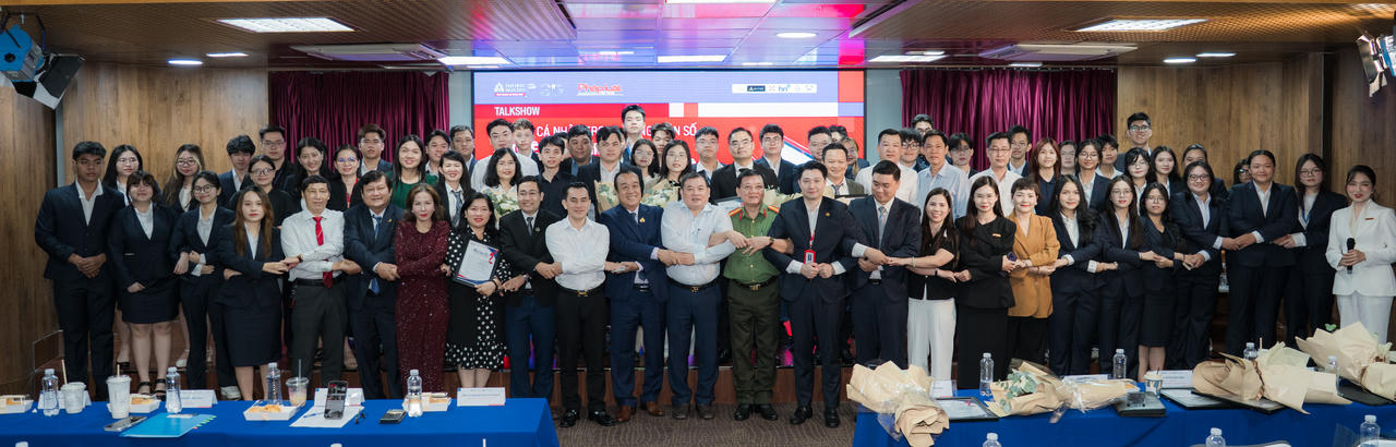 BTC và các đại biểu chụp ảnh lưu niệm