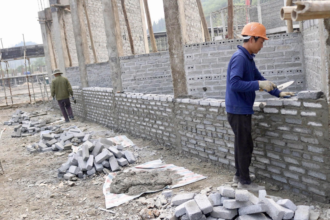 Các hạng mục chính đang được triển khai đồng loạt, bảo đảm tiến độ theo kế hoạch đề ra.