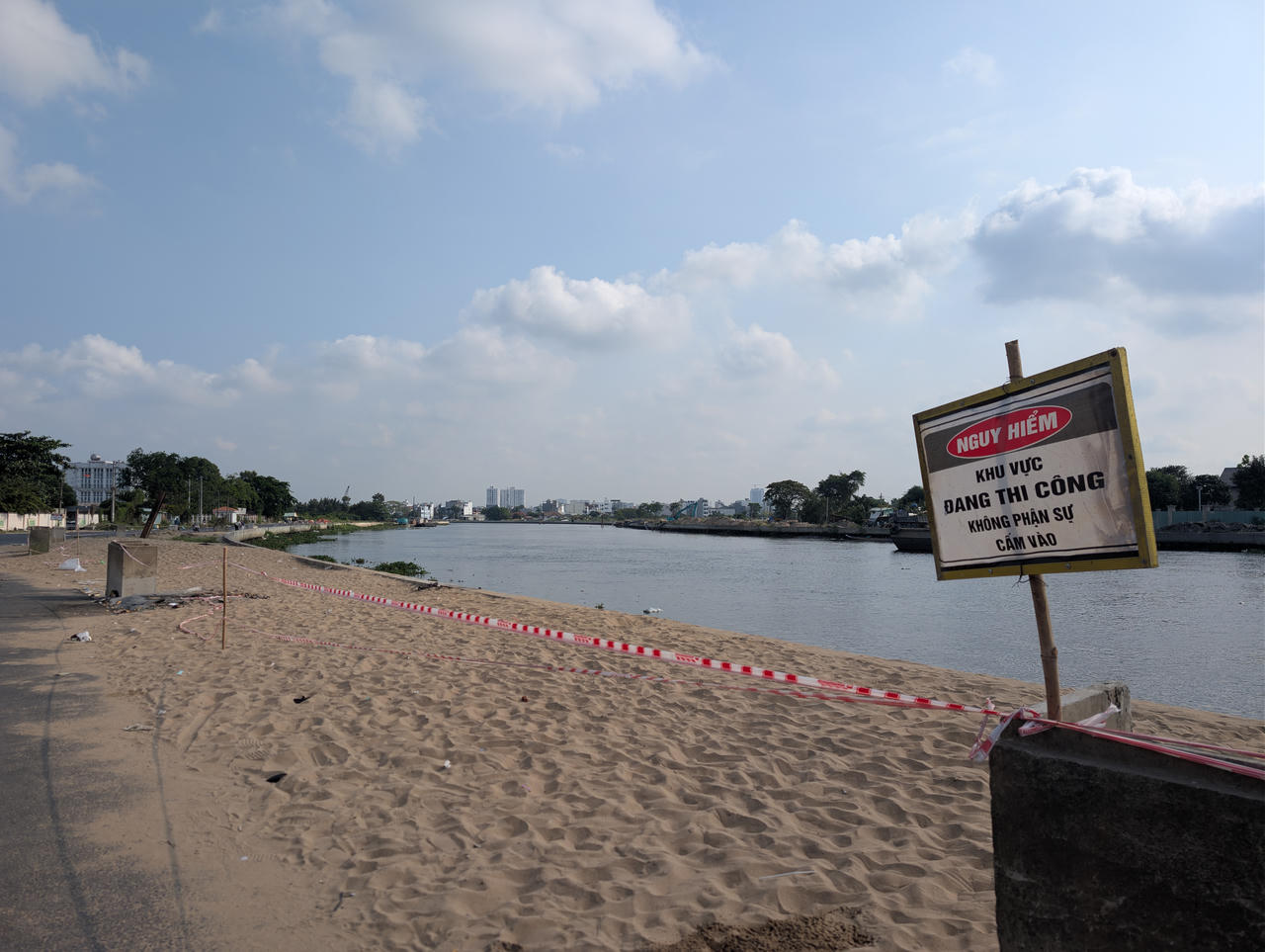 Theo đại diện phường An Nhơn, tuyến dọc kênh đang trong quá trình thi công, chưa phải là khu sinh hoạt công cộng. Dù đã cho lưu thông tạm thời ở mức “thông xe kỹ thuật”, công trình vẫn chưa hoàn tất nghiệm thu nên chưa đủ điều kiện đưa vào sử dụng chính thức.