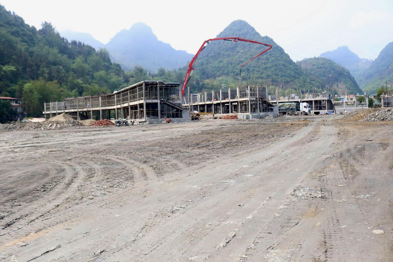 Dự án Trường Phổ thông Dân tộc Nội trú Tiểu học và THCS Mường Khương được triển khai trên diện tích gần 5 ha, với quy mô đồng bộ, hiện đại, đáp ứng nhu cầu học tập và sinh hoạt cho khoảng 980 học sinh.