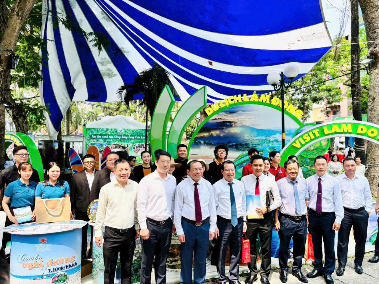 Bộ trưởng Bộ Văn hóa, Thể thao và Du lịch Nguyễn Văn Hùng tham quan gian hàng và chụp ảnh lưu niệm cùng đoàn công tác tỉnh Lâm Đồng tại ngày hội du lịch TP Hồ Chí Minh lần thứ 22 năm 2026.