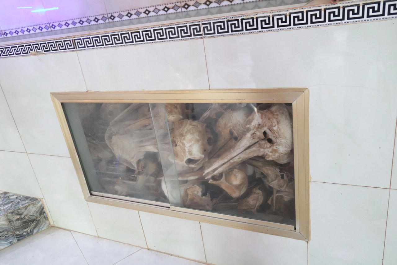 Cốt cá Ông sau khi sang mộ được bỏ vào tủ kính thờ tại đền lục giác.