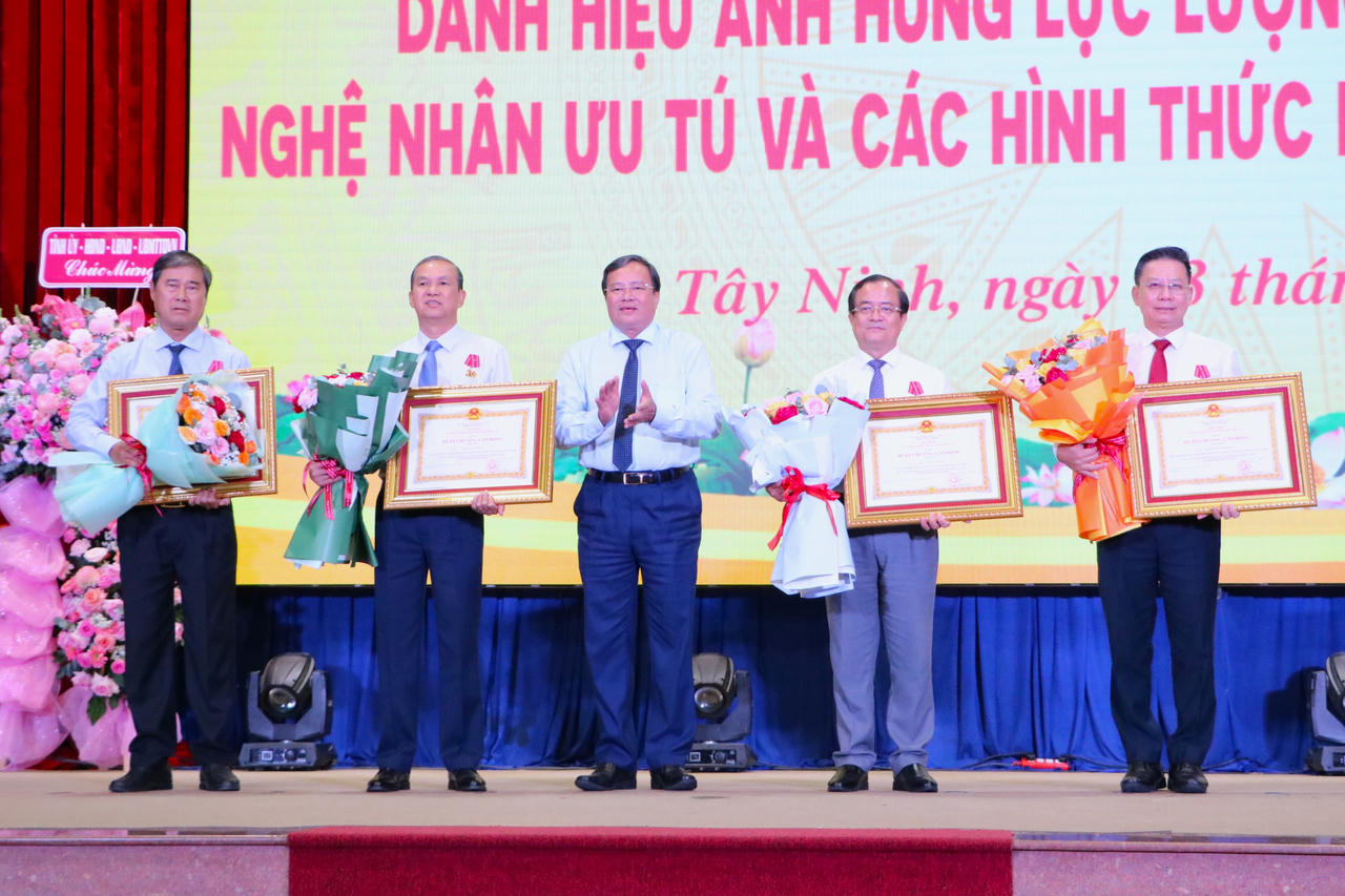 Chủ tịch UBND tỉnh Tây Ninh Lê Văn Hẳn trao Huân chương và tặng hoa chúc mừng các cá nhân đón nhận Huân chương Lao động của Chủ tịch nước.